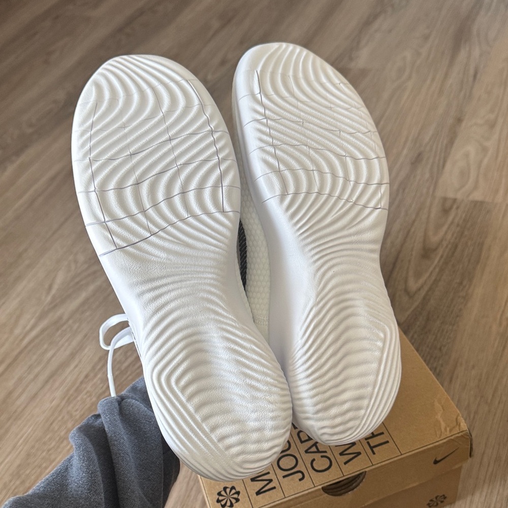 Nike Flex Experience RN 11 in White and Black - Picture 4 of 5